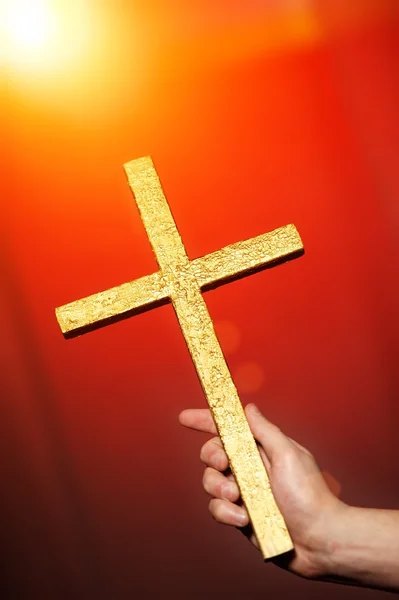 Χρυσό σταυρό στο ανθρώπινο χέρι — Φωτογραφία Αρχείου