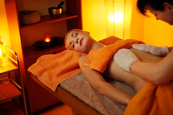 Vacker kvinna en garshan massage — Stockfoto