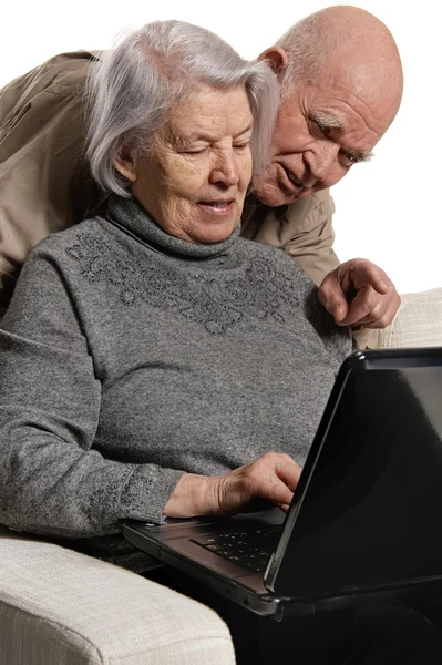 Старшая пара на ноутбуке — стоковое фото