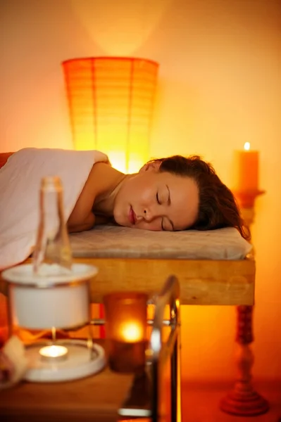Belle femme relaxante dans un salon de massage — Photo