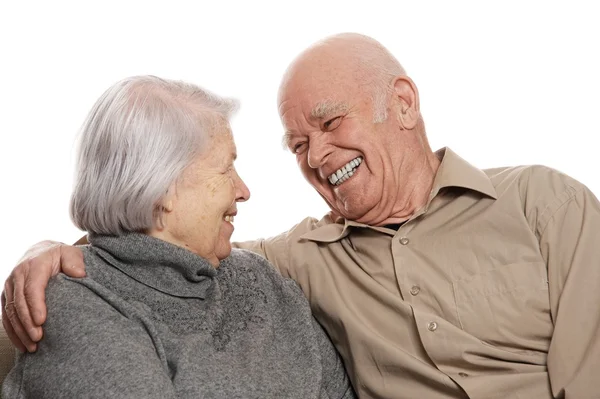 Πορτρέτο ενός ευτυχισμένου ηλικιωμένου ζευγαριού που αγκαλιάζεται — Φωτογραφία Αρχείου