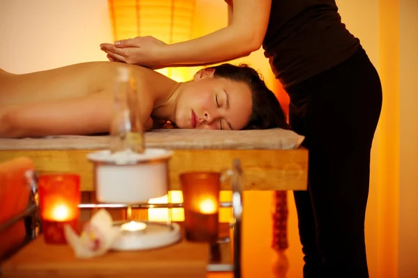 Vacker kvinna med en massage — Stockfoto