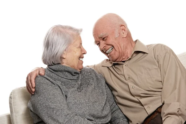 Porträt eines glücklichen Senioren-Paares, das sich umarmt — Stockfoto