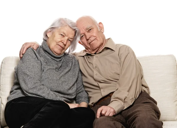 Porträtt av ett lyckligt äldre par som omfamnar varandra — Stockfoto