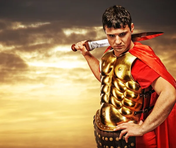 Soldado legionário romano contra o céu nublado — Fotografia de Stock