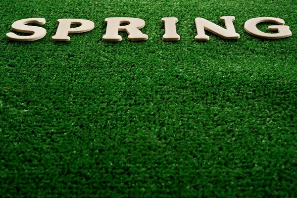 La palabra primavera escrita sobre fondo verde — Foto de Stock