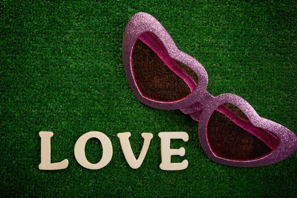 Yeşil arka plan üzerinde yazılı kelime aşk — Stok fotoğraf