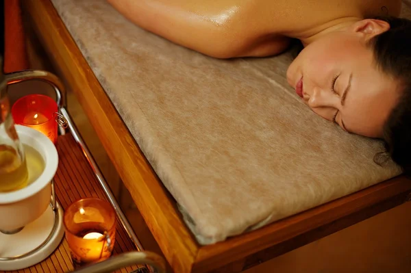 Hermosa mujer relajándose en un salón de masajes —  Fotos de Stock