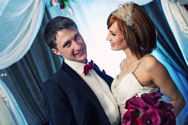 Nahaufnahme eines attraktiven Paares am Hochzeitstag — Stockfoto