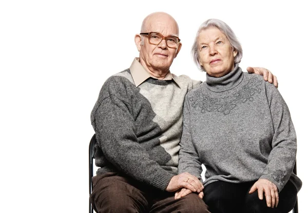 Retrato de um casal de idosos felizes abraçando uns aos outros — Fotografia de Stock