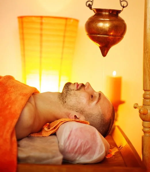 Muž s shirodhara masáž v salonu — Stock fotografie