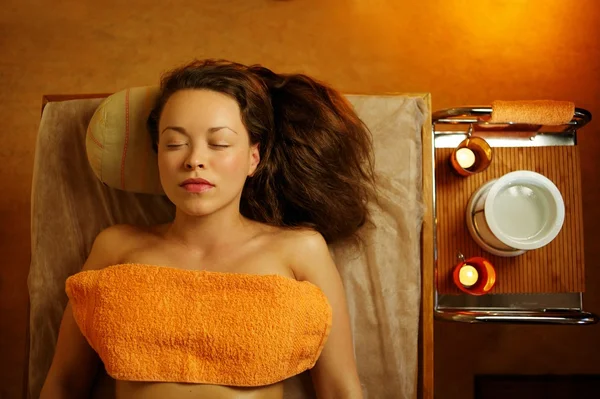 Mulher bonita relaxante em um salão de massagem — Fotografia de Stock