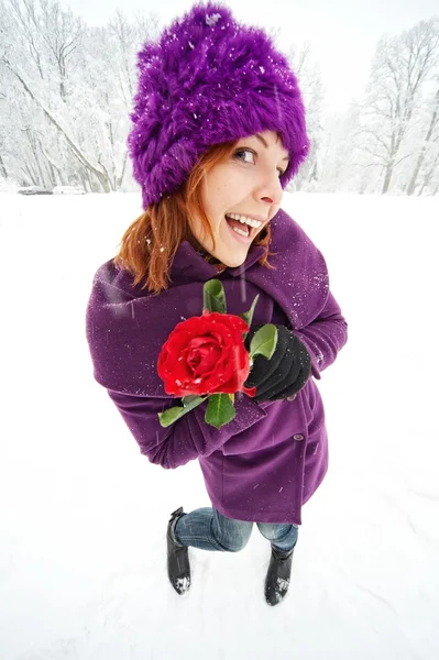 Chica divertida con una rosa — Foto de Stock