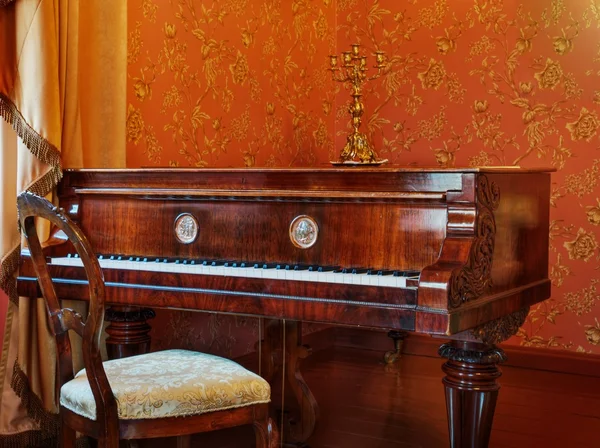 Piano viejo de lujo — Foto de Stock