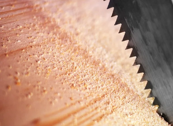 Close-up de uma serra de corte de móveis de madeira — Fotografia de Stock