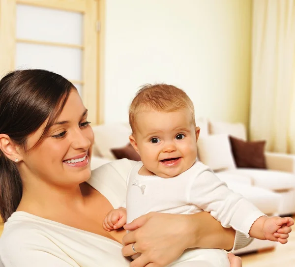 自宅で彼女の愛らしい赤ん坊と母親 — ストック写真