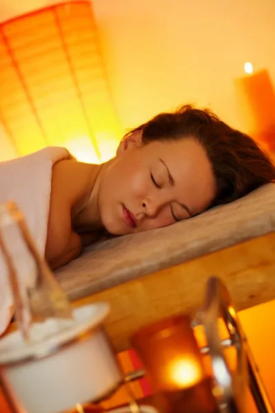 Bella donna rilassante in un salone di massaggio — Foto Stock