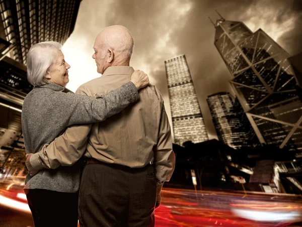 Seniorenpaar blickt auf moderne Stadt — Stockfoto