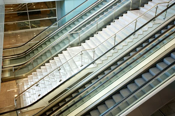 Escaleras mecánicas en edificio moderno — Foto de Stock