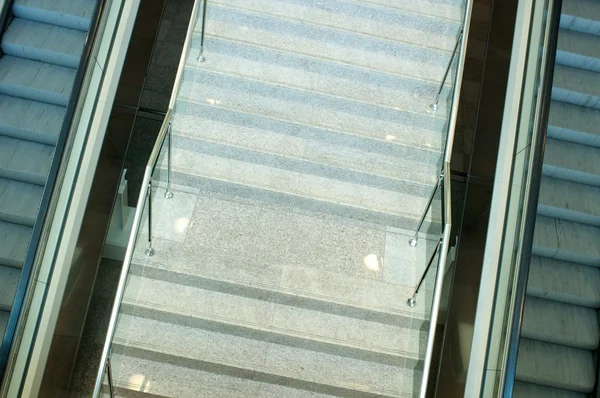 Escada rolante no edifício moderno — Fotografia de Stock