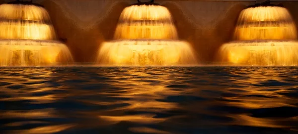 Três cascatas de água à noite — Fotografia de Stock