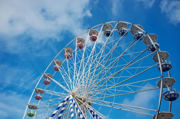 Reuzenrad tegen blauwe lucht — Stockfoto