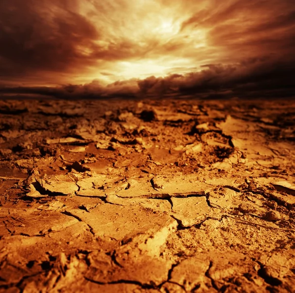 Stürmischer Himmel über der Wüste — Stockfoto