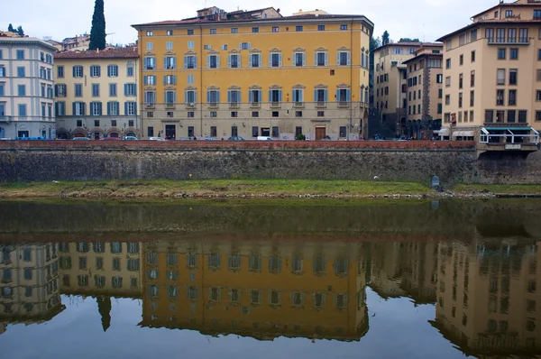 Здания на берегу реки Арно во Флоренции, Италия — стоковое фото