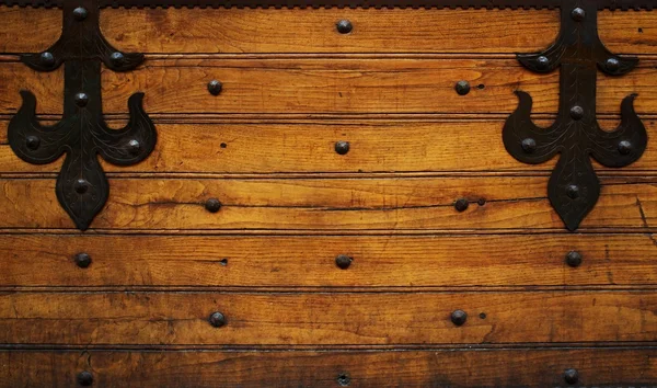 Dobradiças de metal no fundo de madeira — Fotografia de Stock