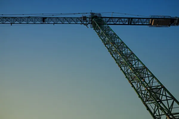 Hissa crane mot kvällshimlen — Stockfoto