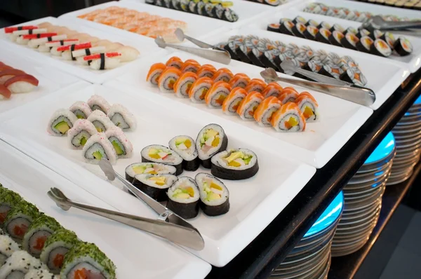 Sushi sur des assiettes dans un restaurant — Photo