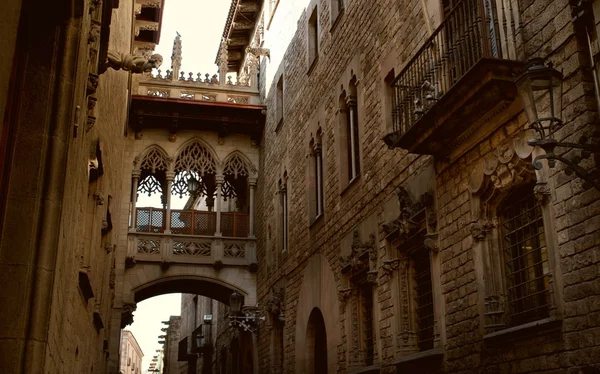 Gotische brug in barri gotic, barcelona — Stockfoto