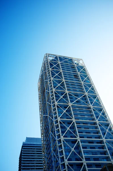 Wolkenkratzer über blauem Himmel — Stockfoto