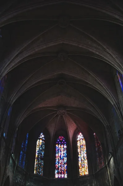 Inne i katedralen santa eulalia i barcelona — Stockfoto