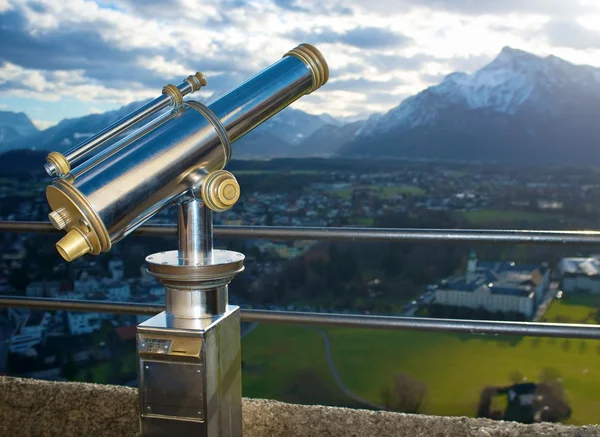 Bir teleskop gözlem salzburg City için — Stok fotoğraf