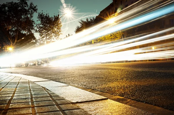 Швидке переміщення автомобілів в нічний час — стокове фото