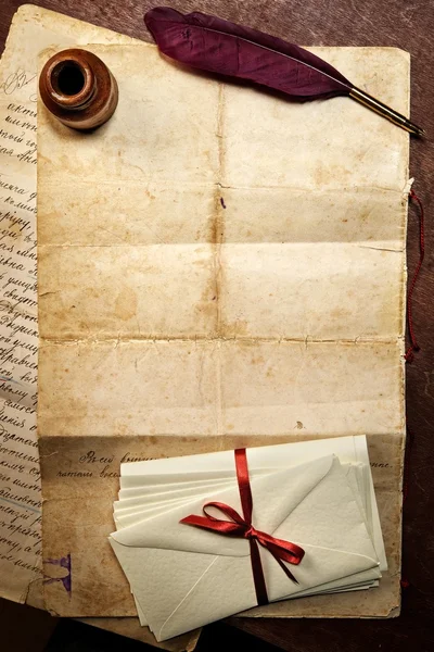 Quill, bläckhorn och gamla papper — Stockfoto