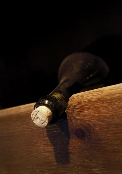 Garrafa de vinho armazenada — Fotografia de Stock