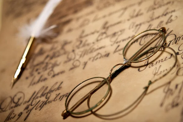 Oude bril op vintage brief — Stockfoto