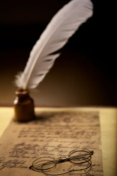Lunettes et encrier sur une vieille lettre — Photo