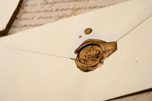 Винтажный конверт с восковой печатью — стоковое фото