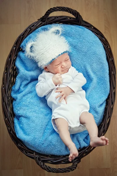 Pequeno bebê deitado em um cesto — Fotografia de Stock