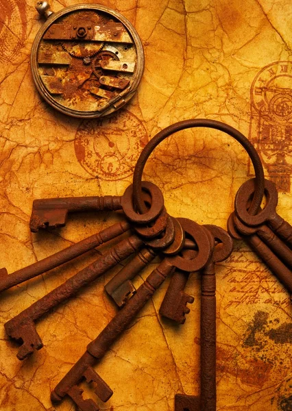 Куча ключей с шестеренками на старой текстурной бумаге — стоковое фото