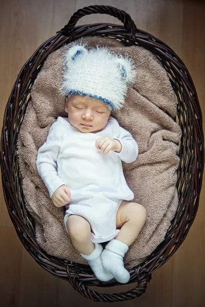 Pequeno bebê dormindo em cesta — Fotografia de Stock