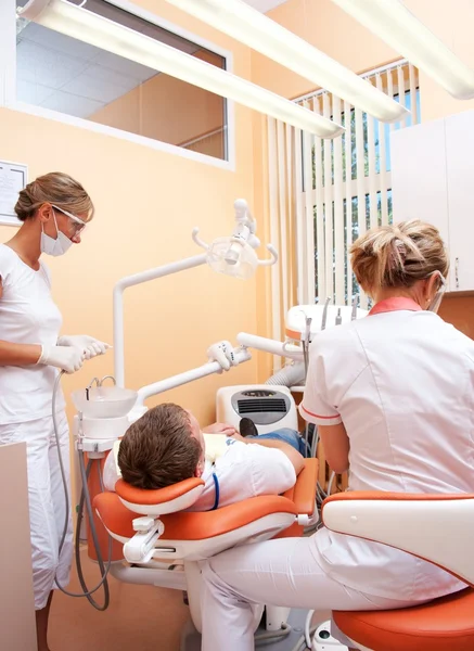 Besök hos tandläkaren. — Stockfoto