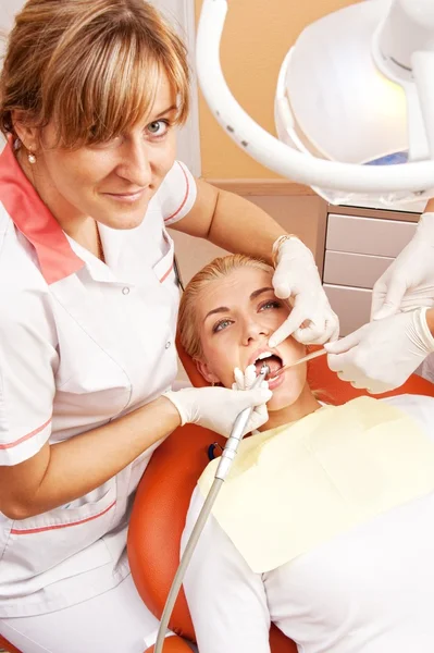 Γυναίκα σε χειρουργική επέμβαση του οδοντιάτρου. — Φωτογραφία Αρχείου