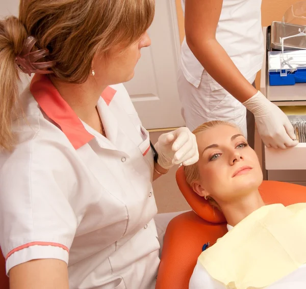 Woman at the dentist's surgery. — Stock Photo, Image