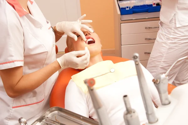 Γυναίκα σε χειρουργική επέμβαση του οδοντιάτρου. — Φωτογραφία Αρχείου