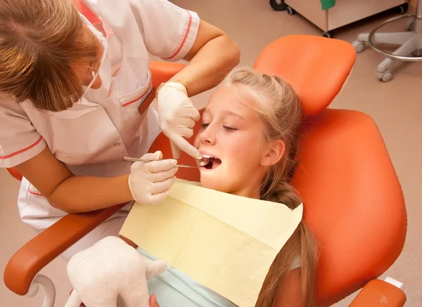 Tonårig flicka hos tandläkaren. — Stockfoto
