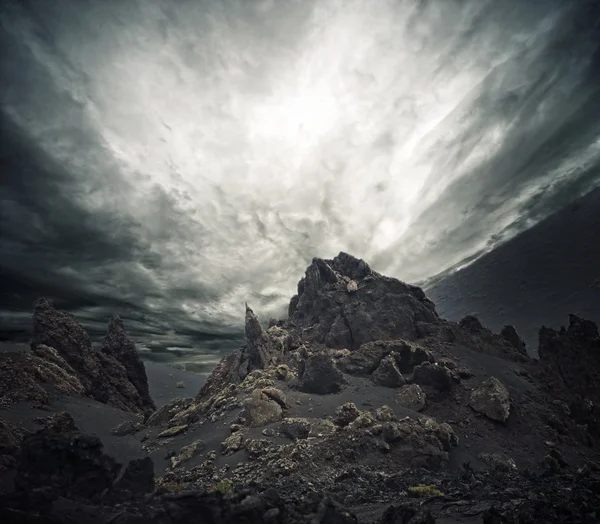 Δραματικό ουρανό πέρα από τους βράχους — Φωτογραφία Αρχείου